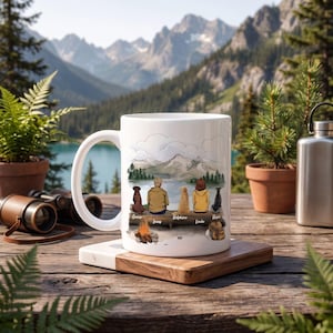 Puede incluir: Una taza de cerámica blanca con una ilustración impresa de dos personas y tres perros sentados en un tronco junto a una fogata, con un lago de montaña de fondo. Los nombres Grover, Lucas, Ralphine, Linda y Rosie están impresos bajo las figuras.
