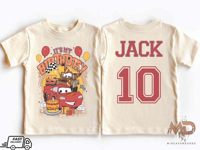 Może przedstawiać: Dwie beżowe koszulki z motywem urodzinowym Cars z przodu i imieniem i numerem z tyłu. Koszulka z przodu ma czerwony samoch&oacute;d wyścigowy, balony i napis "It's My Birthday". Koszulka z tyłu ma imię "Jack" i numer "10" w kolorze czerwonym.