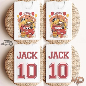 Może przedstawiać: Dwie białe koszulki z grafiką czerwonego samochodu i tortu urodzinowego z przodu oraz imieniem "JACK" i numerem "10" w kolorze czerwonym z tyłu.