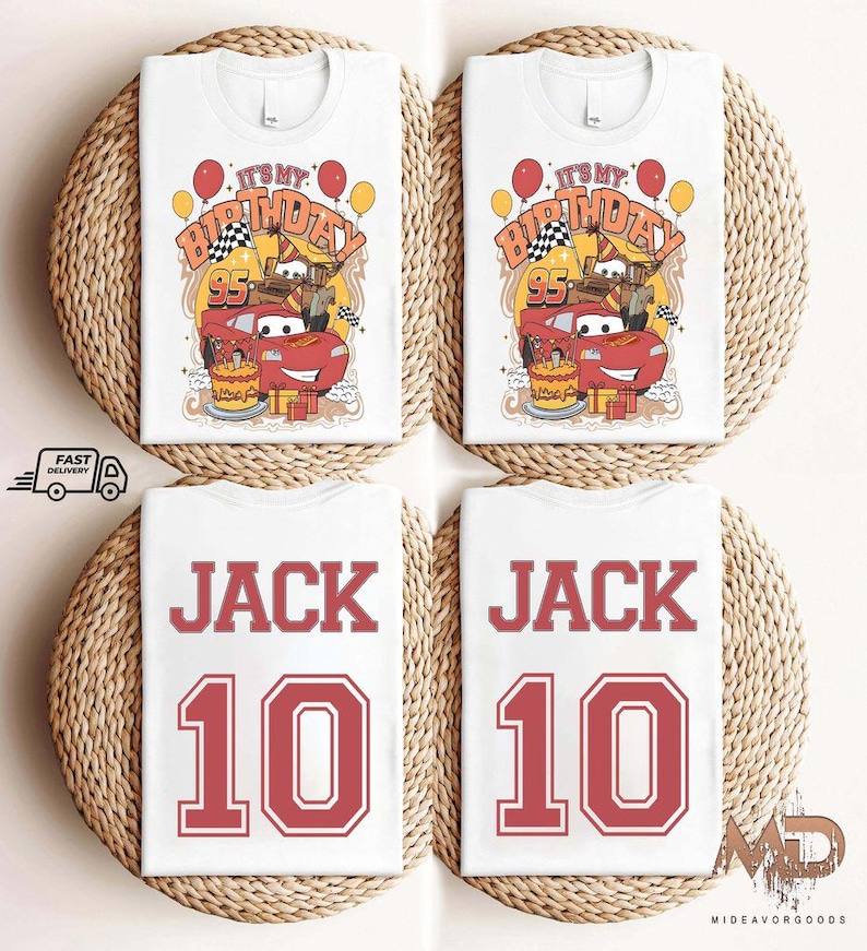 Może przedstawiać: Dwie białe koszulki z grafiką czerwonego samochodu i tortu urodzinowego z przodu oraz imieniem "JACK" i numerem "10" w kolorze czerwonym z tyłu.