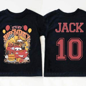 Może przedstawiać: Dwie czarne koszulki. Jedna koszulka ma czerwony samoch&oacute;d i napis "It's My Birthday" z numerem 95. Druga koszulka ma napis "Jack 10" w kolorze czerwonym.