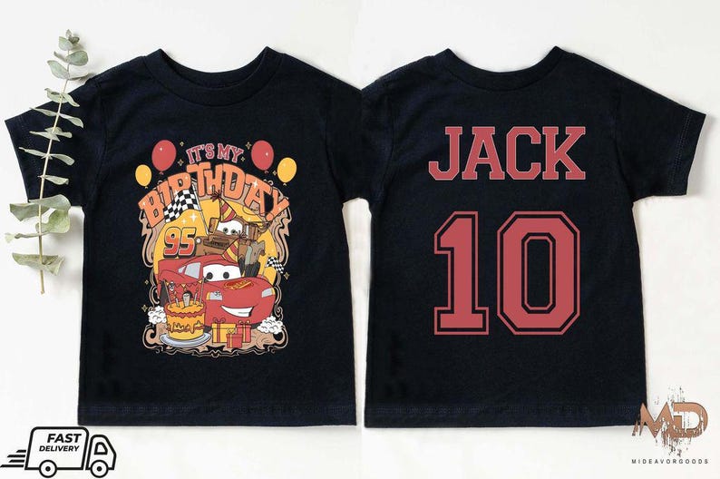 Może przedstawiać: Dwie czarne koszulki. Jedna koszulka ma czerwony samoch&oacute;d i napis "It's My Birthday" z numerem 95. Druga koszulka ma napis "Jack 10" w kolorze czerwonym.