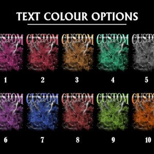 以下が含まれることがあります： 黒い背景に10色のテキストカラーオプションを表示するグラフィック。各オプションは、稲妻と上部の「CUSTOM」という単語を備えた様式化されたデザインが特徴です。色はピンクからオレンジまであり、下に1〜10の数字があります。