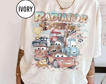 Camiseta retrô Radiator Springs do filme Carros com cores confortáveis, camiseta vintage Relâmpago McQueen, camiseta do filme Carros da Disney, camisetas para viagem em família da Disney
