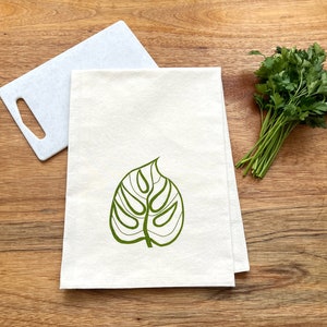 Katoenen theedoek met gezeefdrukte bloemzak en monsterabladprint – botanische keukenhanddoek