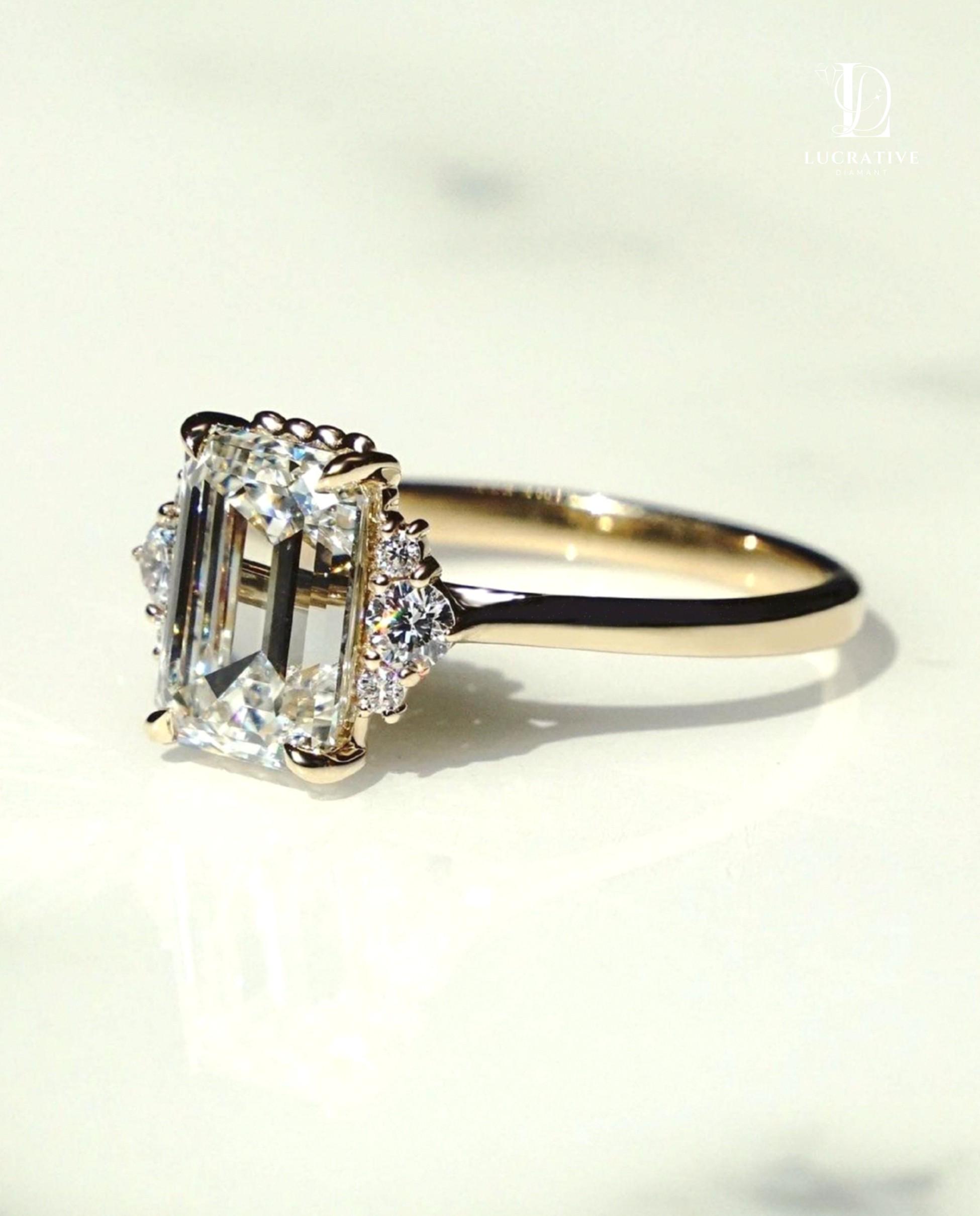 3.97 カラットのエメラルド カット モアッサナイト エンゲージ リング