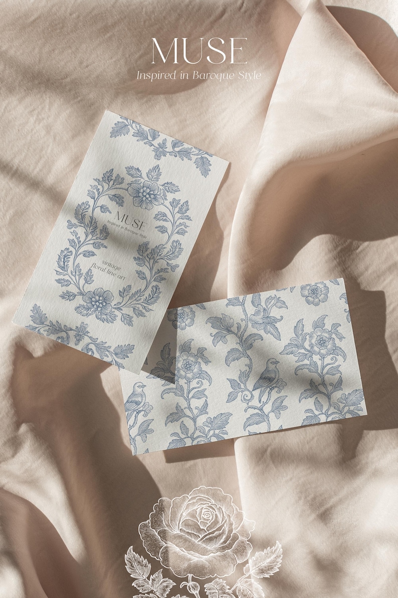 Op de afbeelding: Twee kaarten met een blauw en wit bloemenpatroon. De bovenste kaart heeft het woord "MUSE" in een cirkel met de tekst "Inspired in Baroque Style" eronder. De onderste kaart heeft een kleiner bloemenpatroon met vogels. De kaarten liggen op een lichtroze stoffen achtergrond.