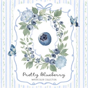Puede incluir: Ilustración en acuarela con una corona de arándanos, hojas y flores de hortensia, con dos mariposas azules. El texto "Pretty Blueberry Watercolor Collection" se muestra debajo, sobre un fondo a rayas.