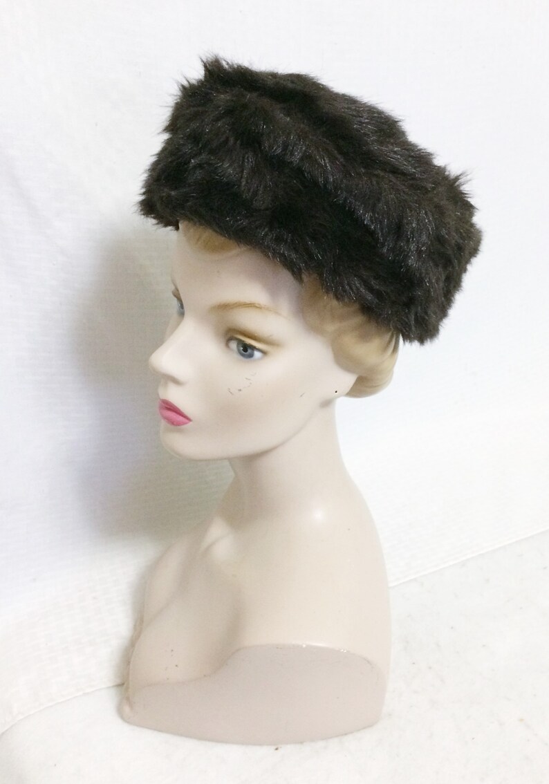 Mid Century 1960s Vintage Dark Brown Faux Fur Pillbox Hat from Knollenberg/'s Richmond Indiana Size 21 12 60s Women/'s Winter Clothing