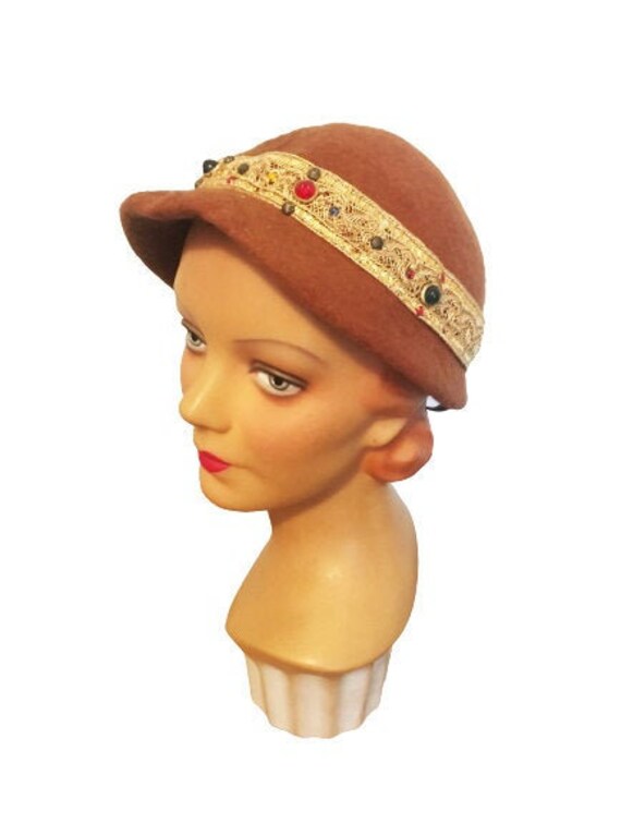 1950s Vintage Brown Wool Cloche Hat with Gold Meta