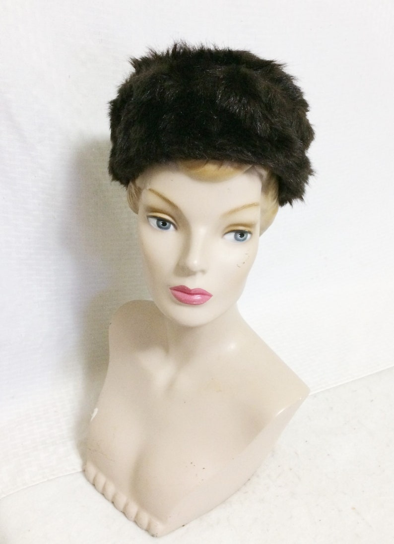 Mid Century 1960s Vintage Dark Brown Faux Fur Pillbox Hat from Knollenberg/'s Richmond Indiana Size 21 12 60s Women/'s Winter Clothing