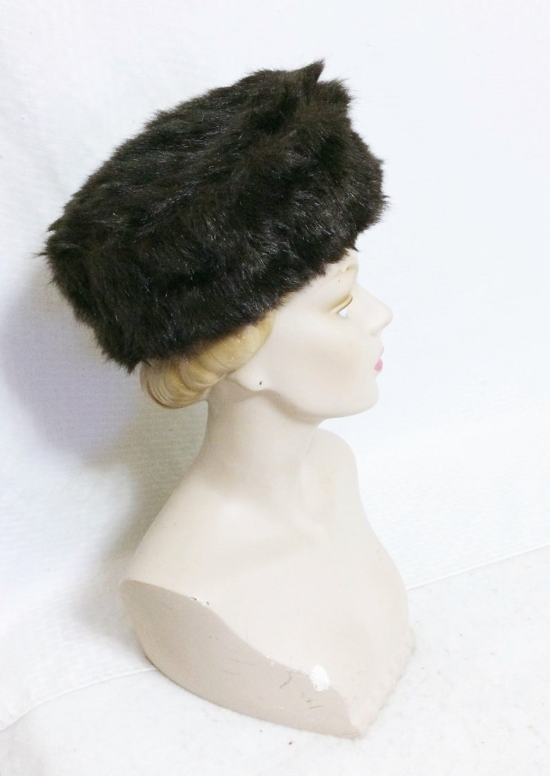 Mid Century 1960s Vintage Dark Brown Faux Fur Pillbox Hat from Knollenberg/'s Richmond Indiana Size 21 12 60s Women/'s Winter Clothing