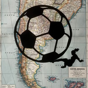 Futbol is Life - Version féminine - Collage Map Artwork - 1924 Carte de l’Amérique du Sud - Home Decor Soccer Sports 16x20 Double Matted Ready to Frame