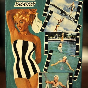 Op de afbeelding: Houten bord met een vintage-stijl illustratie. Het toont een vrouw in een zwart-wit gestreept badpak, die een beha vasthoudt. Het bord bevat de tekst "SUMMER VACATION" en filmstrip-achtige afbeeldingen van zwemmende vrouwen.