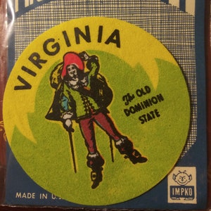 Puede incluir: Un parche de recuerdo vintage con una figura de dibujos animados con pantalones rojos y un sombrero rojo, con la etiqueta "VIRGINIA" y "The Old Dominion State". El parche está sobre un fondo azul y dice "SEW-ON PITCH PATCH".