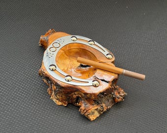 Posacenere artigianale in legno d'ulivo con decorazione a ferro di cavallo in metallo, posacenere rustico per sigari, accessori in legno per fumatori, regalo in stile western per uomo