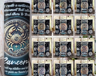 Może przedstawiać: Zestaw 12 kubków ze stali nierdzewnej z przedstawionymi znakami zodiaku. Każdy kubek ma czarne tło z złotymi i srebrnymi akcentami. Znaki zodiaku są przedstawione w stylizowanym, niebieskim wzorze. Kubki są ułożone w siatkę, z każdym znakiem reprezentowanym. Tekst "Tworzę pielęgnujące środowisko, które pozwala mi i innym rozwijać się" jest nadrukowany na kubku ze znakiem Raka.