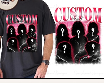 Può includere: Una maglietta nera con un design grafico rosa e bianco. La grafica presenta un gruppo di cinque silhouette con punti interrogativi al posto dei loro volti. Il testo "CUSTOM Text" è sopra le silhouette.