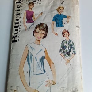 Könnte beinhalten: Vintage-Schnittmuster für ein ärmelloses Oberteil mit Reißverschlussdetail. Das Schnittmuster ist für die Größen 14, 34 und 36. Das Schnittmuster ist auf weißem Hintergrund mit schwarzem Text und Illustrationen von Frauen gedruckt, die das Oberteil tragen.