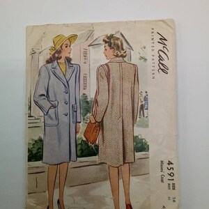Peut inclure: Patron de couture vintage McCall's pour un manteau pour femme. Le patron est pour la taille 14 et est imprimé sur du papier brun clair avec une bordure blanche. Le patron montre deux femmes portant le manteau, l'une avec un manteau bleu clair et l'autre avec un manteau en herringbone brun et blanc. Le patron est intitulé "McCall's Printed Pattern" et le numéro du patron est "4591".