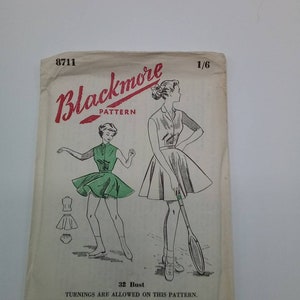 Op de afbeelding: Blackmore Patroon 8711, een vintage naaipatroon voor een tenniskleding. Het patroon bevat twee illustraties van vrouwen die de jurk dragen, een met een groene rok en een met een witte rok. Het patroon is voor een borstomvang van 81 cm.
