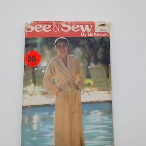 Könnte beinhalten: Ein Vintage-Schnittmuster für eine Robe, das eine Frau zeigt, die eine beige Robe mit einer Schärpe trägt und am Pool steht. Das Schnittmuster ist mit "See & Sew" von Butterick gekennzeichnet und hat ein Preisschild von 5,50 $.