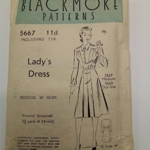 Op de afbeelding: Zelfmaakpatroon van Blackmore Patterns voor een damesjurk. Het patroon is voor een middelgrote maat, 91 cm borstomvang, en vereist 2,5 meter stof van 137 cm breed. Het patroonnummer is 5667.