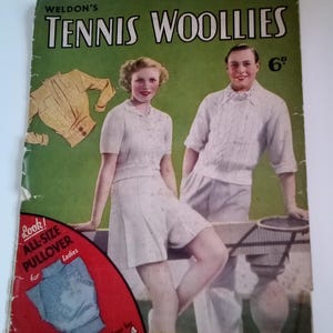 Puede incluir: Un folleto de patrones de tejido vintage titulado "Tennis Woolies" con una portada verde y un precio de 6 peniques. La portada presenta a dos personas con prendas de punto blancas, una mujer con un vestido de manga corta y un hombre con una camisa de manga corta y pantalones cortos. El folleto incluye instrucciones para hacer 9 prendas con lanas W-B.