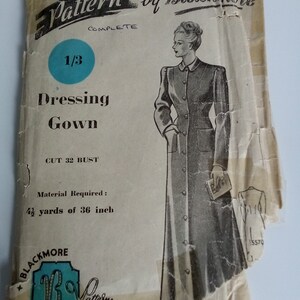 Op de afbeelding: Vintage naaipatroon voor een ochtendjas, patroonnummer 5570, van Blackmore. Het patroon is voor een borstomvang van 32 en vereist 4,5 yards stof van 36 inch breed. Het patroon is compleet en bevat instructies voor het maken van de jas.