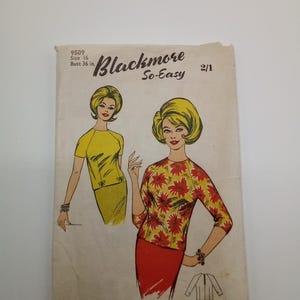 Op de afbeelding: Vintage naaipatroon voor een top, maat 16, borstomvang 91 cm. Het patroon is van Blackmore So-Easy en toont twee modellen die de top dragen in verschillende stoffen. Een model draagt een gele top met een strikdetail, en de andere draagt een rood-gele bloemenprint. Het patroon bevat instructies voor het maken van de top en een diagram van de patroondelen.