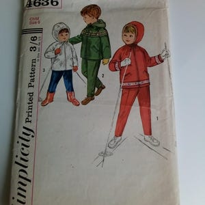 Könnte beinhalten: Simplicity Printed Pattern 3/6 Nähmuster für Kinder-Skibekleidung. Das Muster enthält Anleitungen für eine rote Skijacke und -hose, eine grüne Skijacke und -hose sowie eine weiße Skijacke und -hose. Das Muster ist für die Größen 3 bis 6.