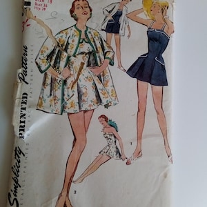 Peut inclure: Patron de couture vintage Simplicity numéro 1607 pour une robe et une veste. Le patron est pour la taille 18 avec un tour de poitrine de 91,4 cm et un tour de hanches de 99 cm.