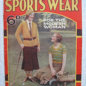 Puede incluir: Un anuncio de revista vintage para ropa deportiva de punto Jaeger. El anuncio presenta a dos mujeres con suéteres y faldas de punto. El texto dice "Jaeger Punto a Mano Ropa Deportiva" y "Para la mujer moderna".