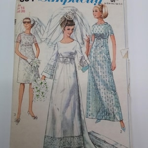 Peut inclure: Patron Simplicity numéro 084 pour une robe de mariée avec une longue traîne. Le patron comprend trois styles de robes différents, tous avec des bordures en dentelle. Le patron est pour les tailles 16 à 36.