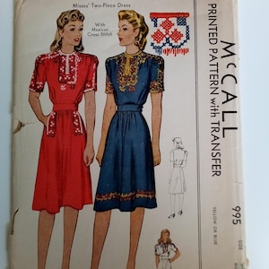 Peut inclure: Patron de couture vintage McCall's imprimé pour une robe deux pièces pour femmes avec point de croix mexicain. L'illustration montre une robe rouge et une bleue avec des broderies détaillées. Le patron comprend le texte "PRINTED PATTERN with TRANSFER".