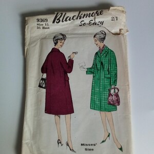 Op de afbeelding: Vintage naaipatroon voor een jas, met twee vrouwen die verschillende versies van de jas dragen. Het patroon is geëtiketteerd met "Blackmore So-Eazy" en bevat het nummer 9369, maat 14 en 34 borstomvang. De tekst "Misses' Size" en "Turnings are allowed on this pattern." is ook inbegrepen.