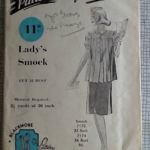 Op de afbeelding: Een vintage naaipatroon voor een damesblouse, met een tekening van een vrouw die het kledingstuk draagt. Het patroon is voor een borstomvang van 81 cm en vereist 2,3 meter stof met een breedte van 91 cm. Het patroonnummer is 7172.