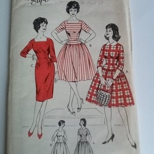 Peut inclure: Patron de couture vintage pour une robe à carreaux rouge, blanc et bleu. Le patron est pour la taille 36 et est de Young Style's.