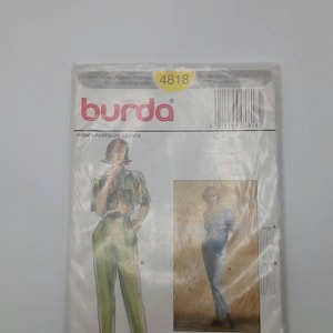 Puede incluir: Patrón de costura Burda número 4818 para pantalones. El patrón incluye dos estilos diferentes de pantalones, uno con un look casual y el otro con un look más formal. El patrón es para las tallas 35-38-40-42-48 y 10-12-14-16-18-20.