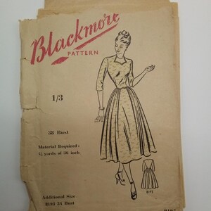 Op de afbeelding: Blackmore patroon 8195 voor een jurk met een borstomvang van 96,5 cm. Het patroon vereist 4,25 meter stof van 91,4 cm breed. Een extra maat is beschikbaar, 8193 voor een borstomvang van 86,4 cm.