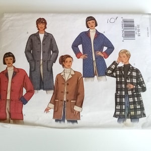 Può includere: Un cartamodello per quattro diversi cappotti. Il cartamodello è di Butterick e il numero è 3306. I cappotti sono di diversi colori e stili, tra cui un cappotto rosso, un cappotto blu, un cappotto marrone e un cappotto a quadri.