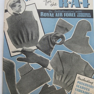 Könnte beinhalten: Ein Vintage-Strickmusterheft für die Royal Air Force, das eine Vielzahl von Strickwaren zeigt, darunter Pullover, Schals, Mützen und Handschuhe. Das Cover zeigt einen Mann, der eine Strickweste trägt, und den Text "Woolies for the R.A.F."