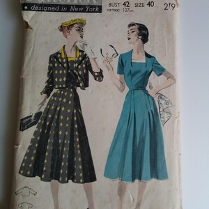 Könnte beinhalten: Vintage-Schnittmuster für ein Kleid mit Jacke. Das Schnittmuster ist von Butterick, entworfen in New York, und ist Größe 40, Brustumfang 107 cm. Das Schnittmuster zeigt ein schwarz-weißes gepunktetes Kleid mit passender Jacke und ein einfarbiges blaues Kleid.