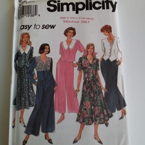 Può includere: Una busta di cartamodelli Simplicity con illustrazioni di modelli di abbigliamento femminile. La busta è bianca con il logo Simplicity e la scritta "easy to sew". I modelli includono abiti, tute e completi.