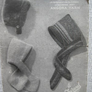 Peut inclure: Image en noir et blanc de trois bonnets lutins tricotés. Les chapeaux sont en fil d'Angora et présentent différents motifs, dont des rayures et des motifs unis. Le texte indique : "Neat Warm and Cosy Pixie Hats" et "Furwul Product."