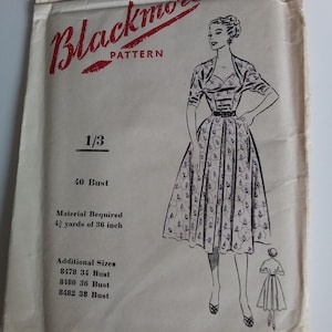 Op de afbeelding: Blackmore patroon 8484 voor een jurk met een borstomvang van 40 inch. Het patroon bevat instructies voor maten 34, 36 en 38 inch borstomvang. Het patroon vereist 4 yards stof van 36 inch breed.