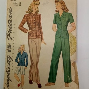 Può includere: Modello di cucito vintage Simplicity per un completo in due pezzi. Il modello è per la taglia 14, seno 81 cm. Il modello mostra due donne che indossano il completo, una con una giacca e pantaloni a quadri marroni e bianchi, e l'altra con una giacca e pantaloni verdi.