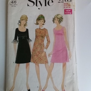 Könnte beinhalten: Vintage-Schnittmuster für ein Kleid, mit drei Frauen, die verschiedene Kleidungsstücke tragen. Das Schnittmuster ist mit "Style 2203" gekennzeichnet und ist für eine Größe 14, Brustumfang 91 cm. Das Schnittmuster ist für eine junge Frau und hat eine neue Größenordnung.