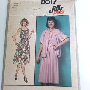 Könnte beinhalten: Simplicity Schnittmuster Nummer 8517 für ein Jiffy Plus Kleid. Das Schnittmuster ist für die Größen 18-20 und ist mit "Large Miss" gekennzeichnet. Das Schnittmuster zeigt zwei verschiedene Kleidstyles, eines mit Blumenmuster und das andere in einfarbiger rosa Farbe.