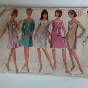 Peut inclure: Un patron de couture vintage Simplicity pour une robe, présentant cinq styles différents. Le numéro du patron est 4161 et la taille est 10-18. Le patron est imprimé sur un fond blanc avec du texte noir.